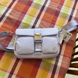 Wunderlust Multi pocket crossbody by Lululemon